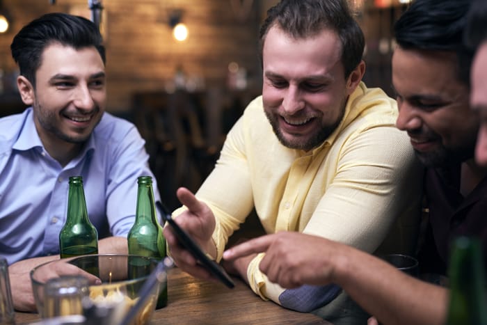 FOMO fogadás - szurkolók fogadnak meccs előtt